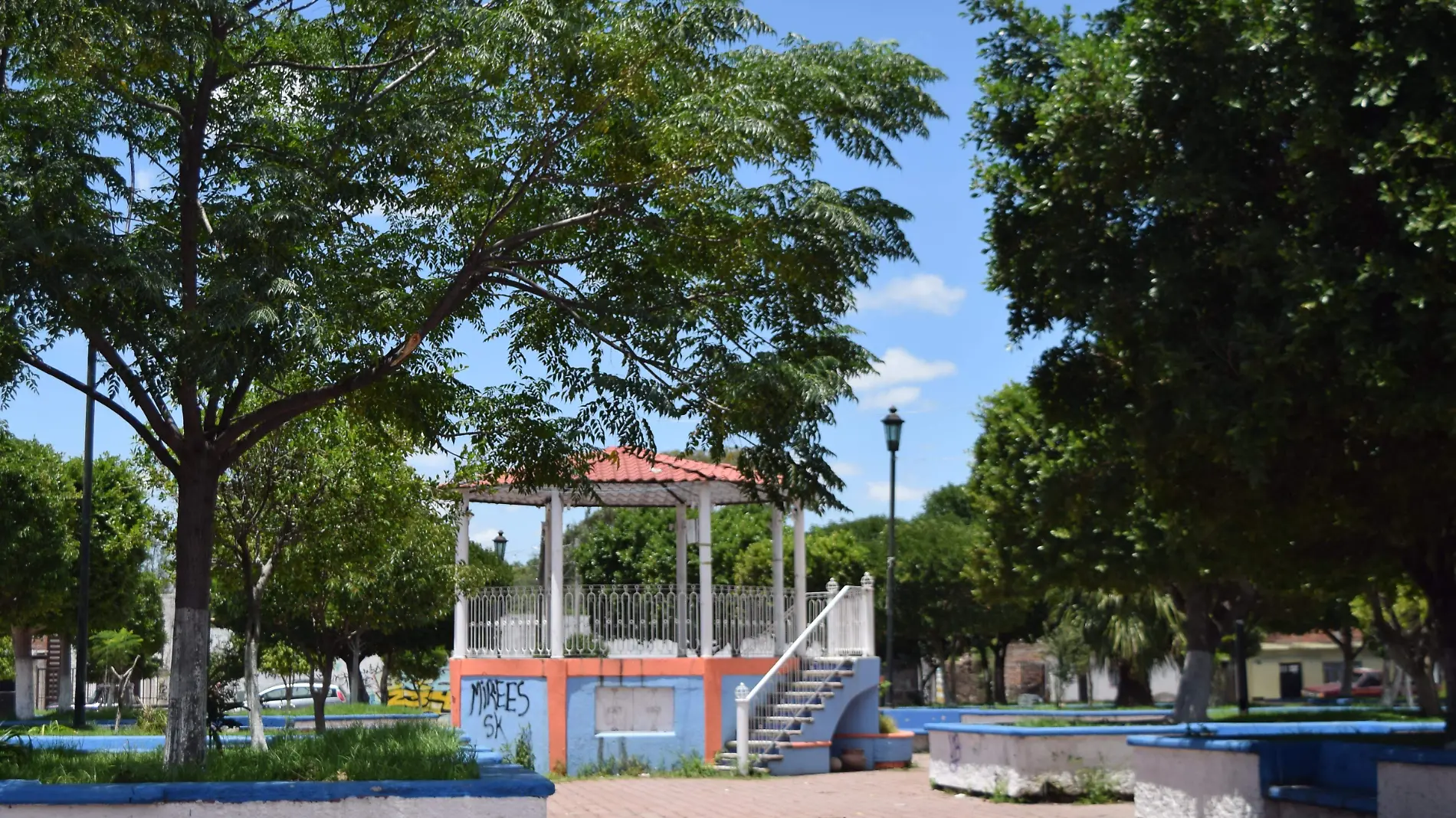 El alumbrado público de la plaza principal del Barrio de San Isidro falla constantemente. Foto Jacob Cabello